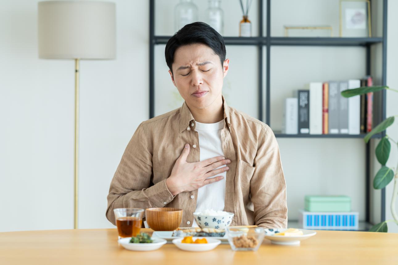 Ợ Chua Ợ Nóng Liên Tục: Dấu Hiệu Trào Ngược Dạ Dày Nguy Hiểm & Giải Pháp Bảo Hiểm